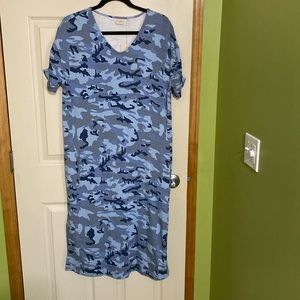 Cream , leopard print beautiful diff shades of blue. Ptp 20 length 40. Denmark